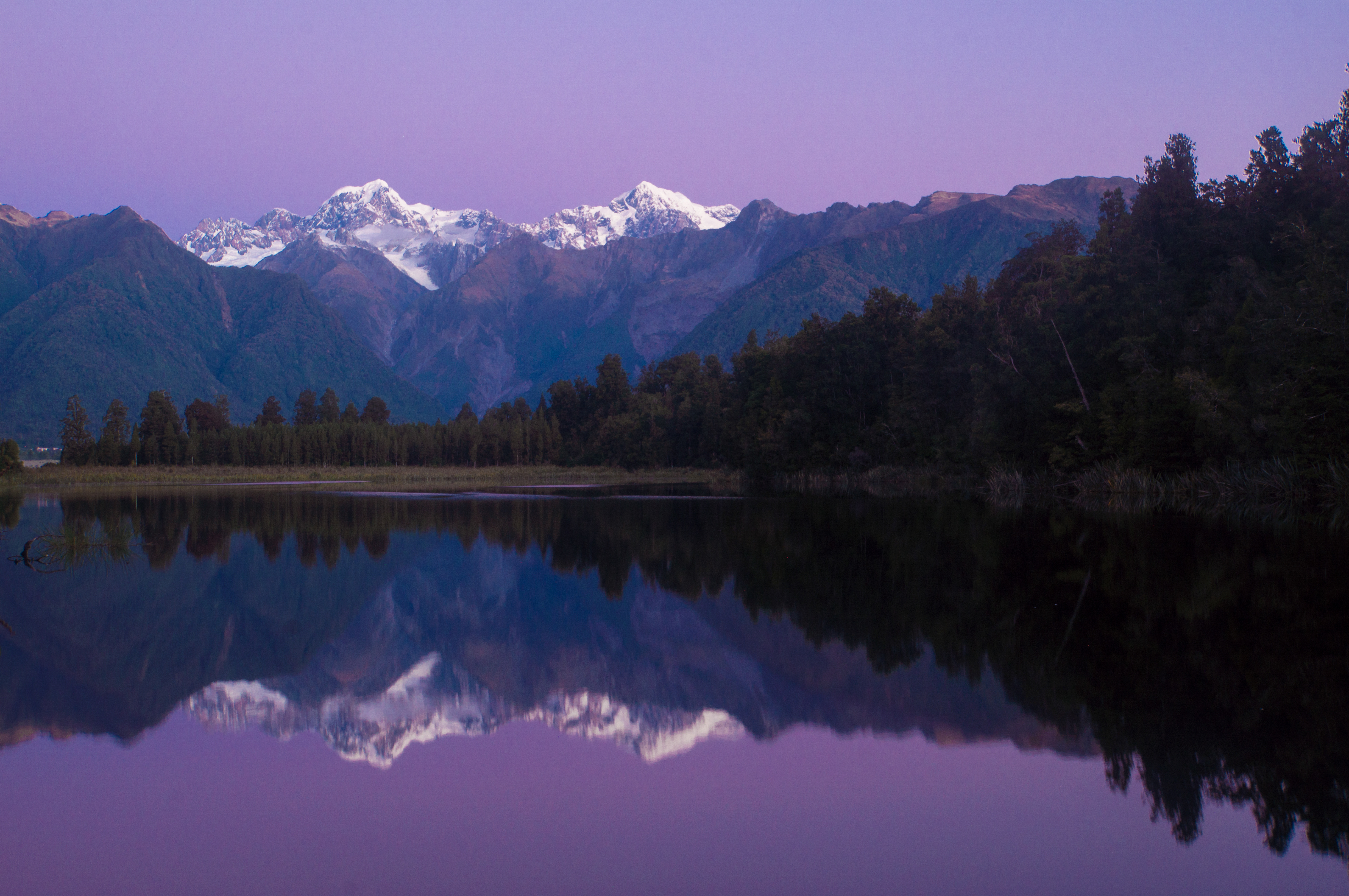 Pressebild lake matheson in blauer stunde