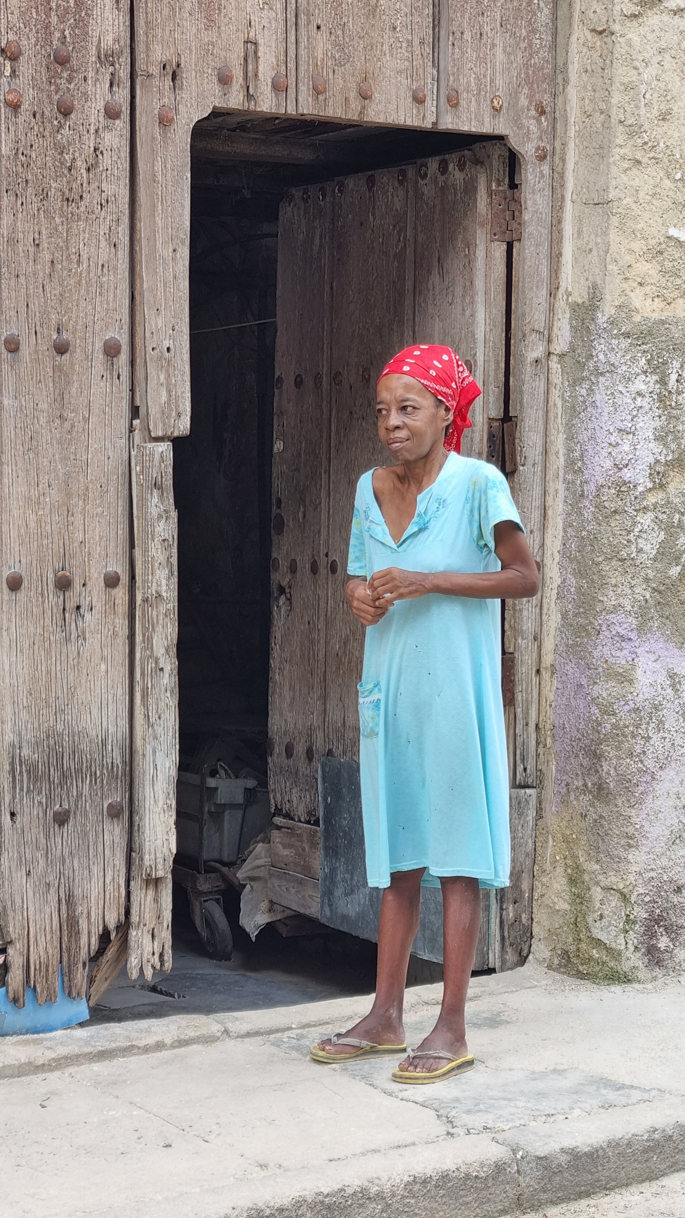 Habanerin vor ihrer Haustüre