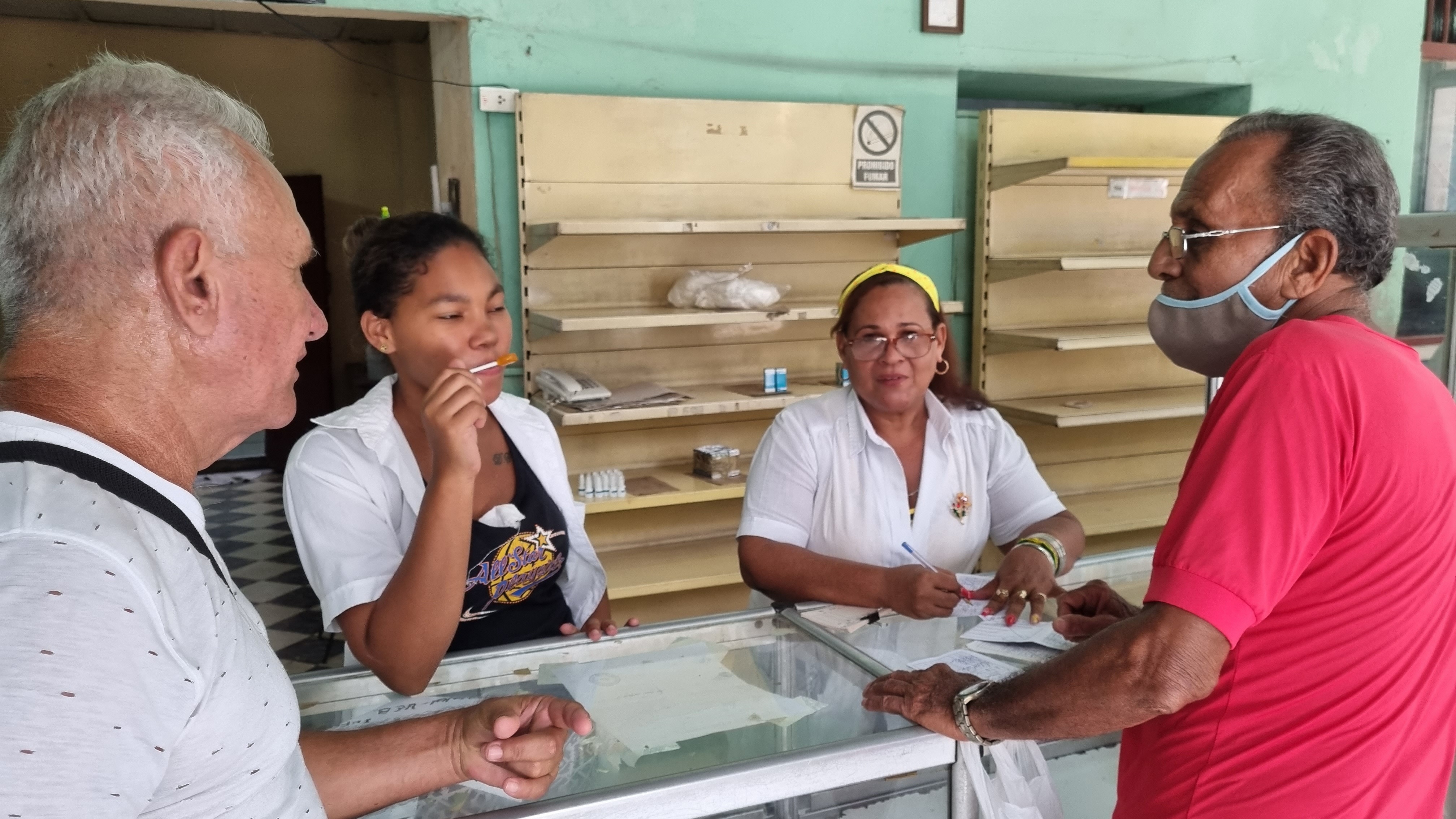 Leere Regale in der Apotheke links unser Führer Luis